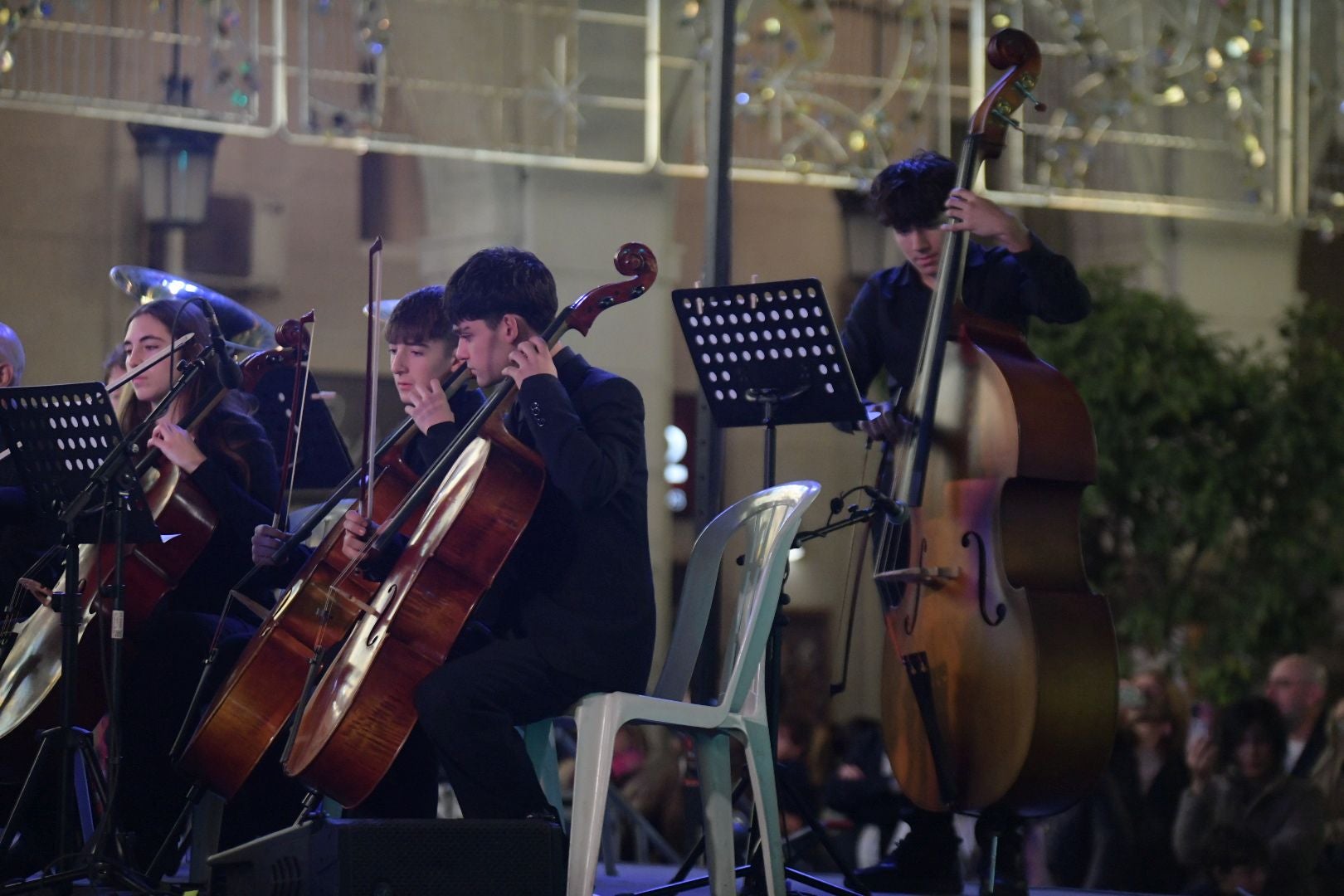 La inauguración del Belén gigante de Alicante transforma la plaza en un espectáculo de luz y magia
