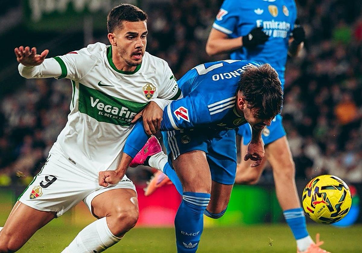 André da Silva y Asencio disputando un balón durante la primera mitad.