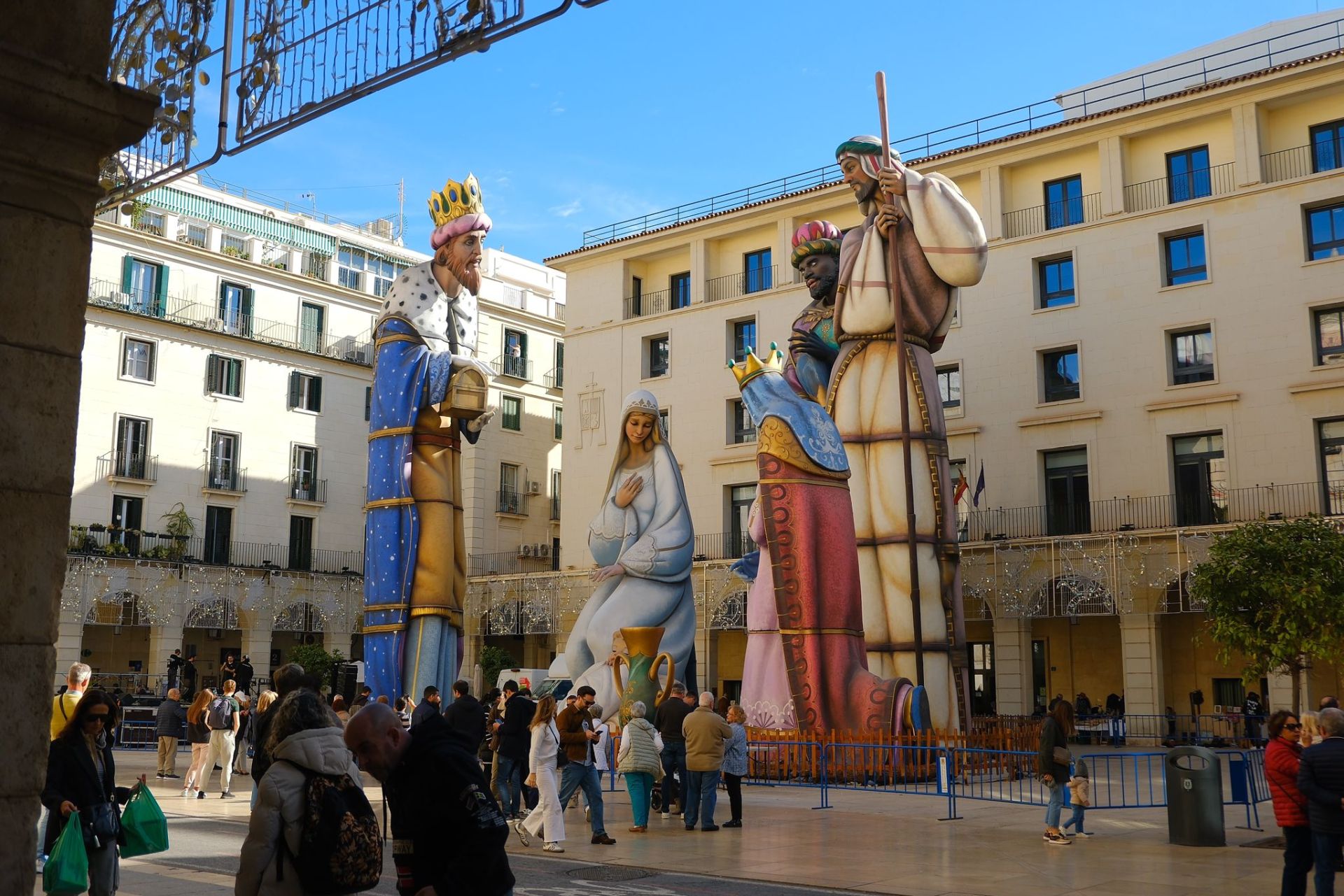 La plaza del Ayuntamiento coronada por el Belén gigante y cerrada al tráfico.
