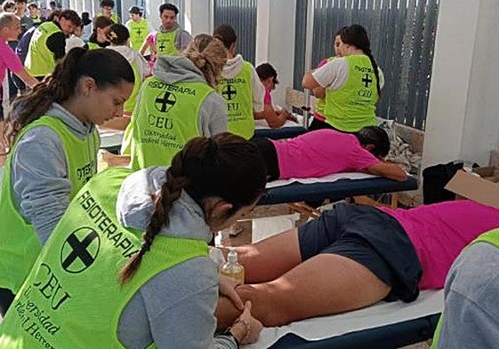 Estudiantes del CEU atienden a los participantes.