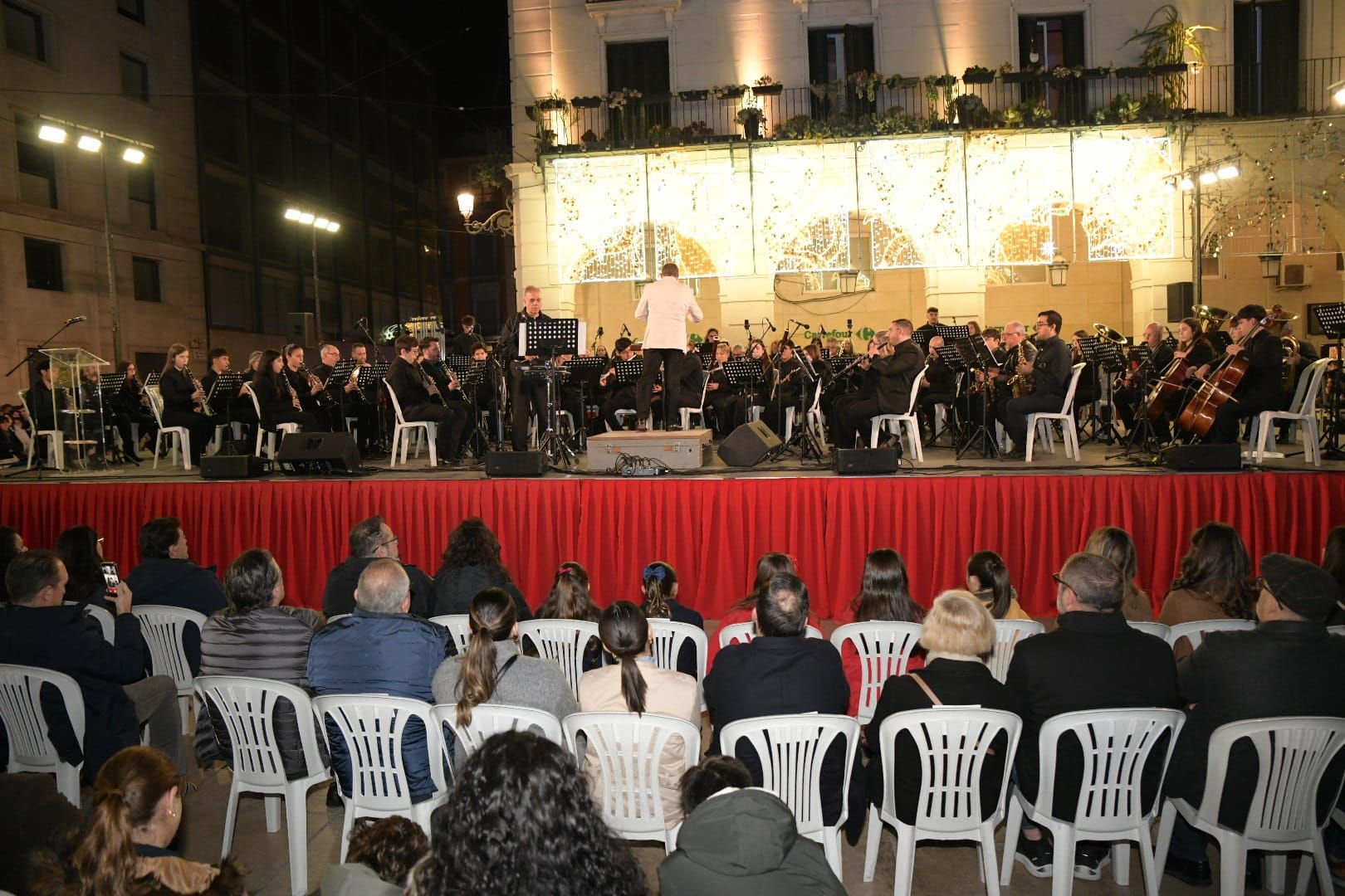 La inauguración del Belén gigante de Alicante transforma la plaza en un espectáculo de luz y magia