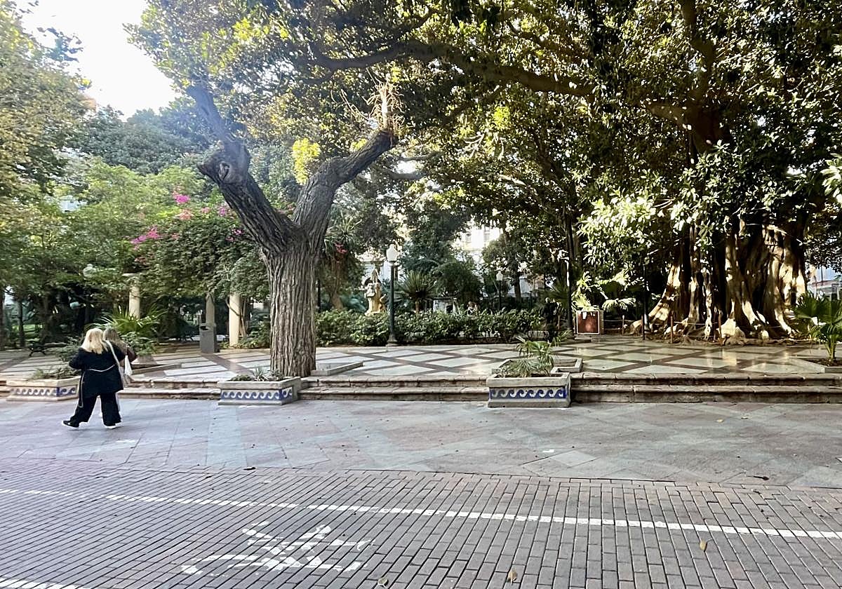La plaza de Gabrie Miró sin vida por los cortes de luz.