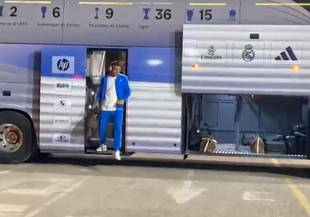 Llegada del Real Madrid al Martínez Valero.