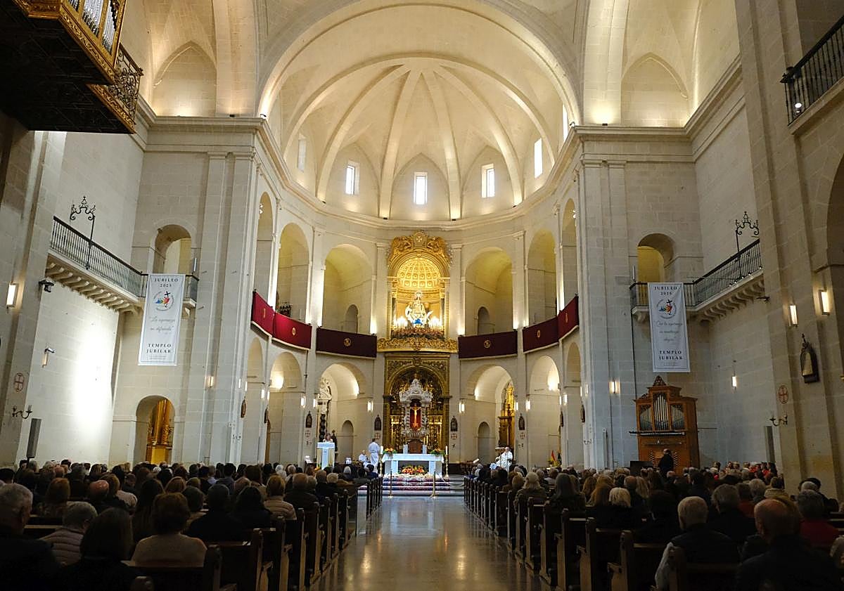 Imagen principal - Devoción ante la Virgen del Remedio.