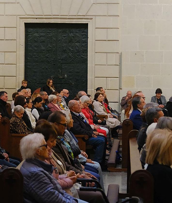 Imagen secundaria 2 - Devoción ante la Virgen del Remedio.