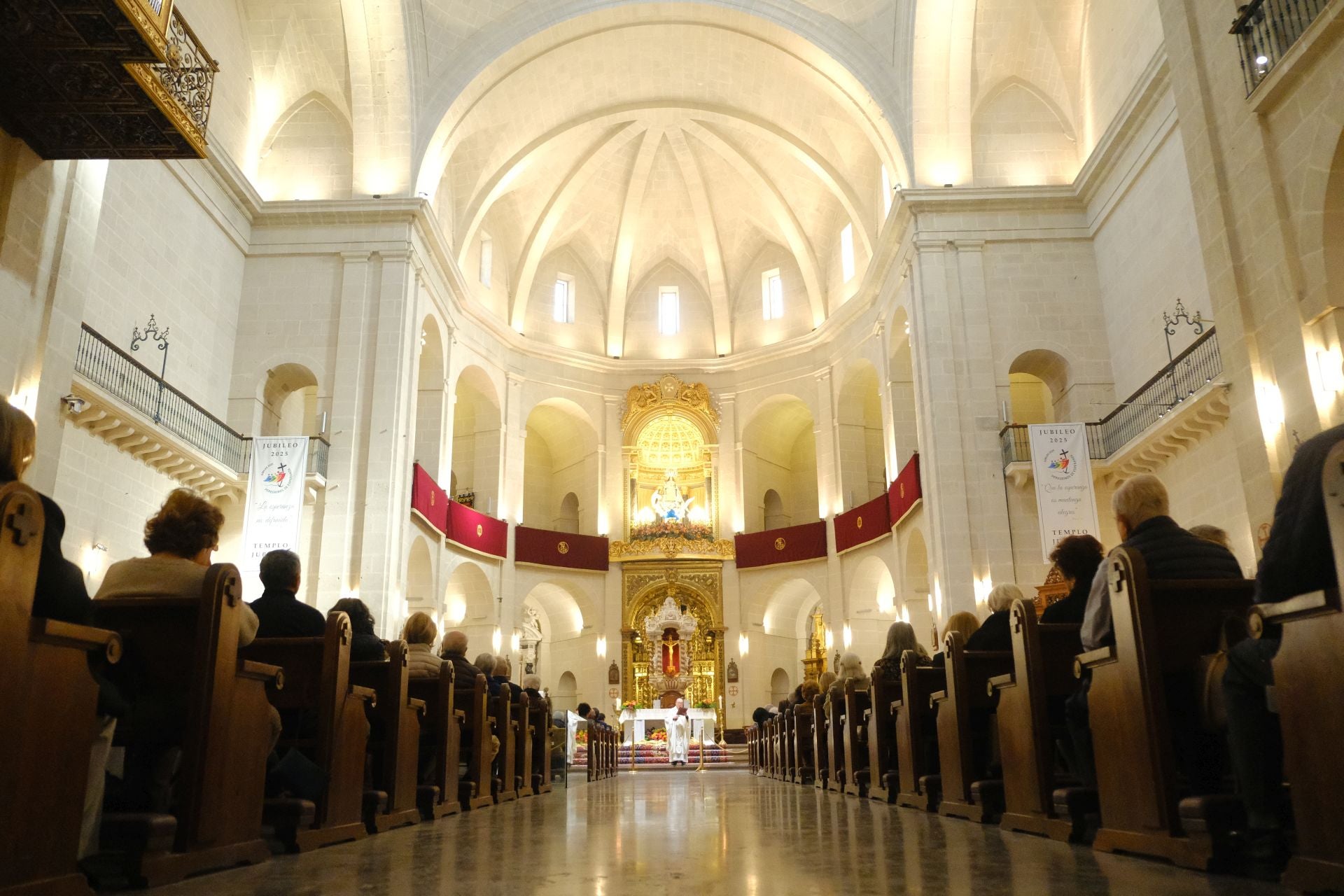 Alicante se rinde ante la Virgen del Remedio en su 75 aniversario como Alcaldesa Perpetua