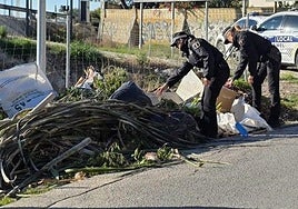 Agentes de la Policía Local supervisan distintos puntos del municipio dentro del plan contra los vertidos no autorizados.