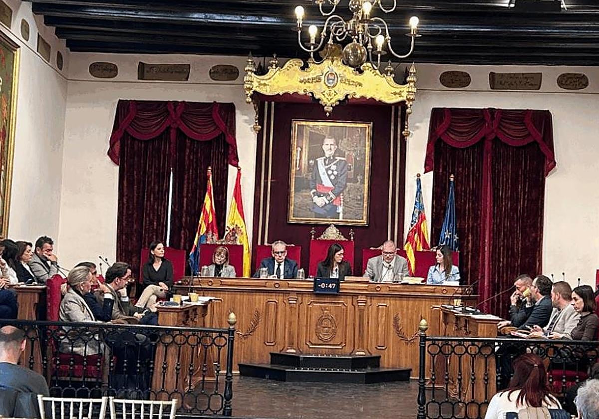 El pleno del Ayuntamiento de Elche aprueba una moción contra la violencia hacia las mujeres con motivo del 25N.