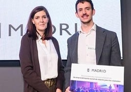 Luis Chimeno, cofundador de Oscillum, recoge en Madrid el reconocimiento otorgado por los Premios Jóvenes Máshumano 2025.