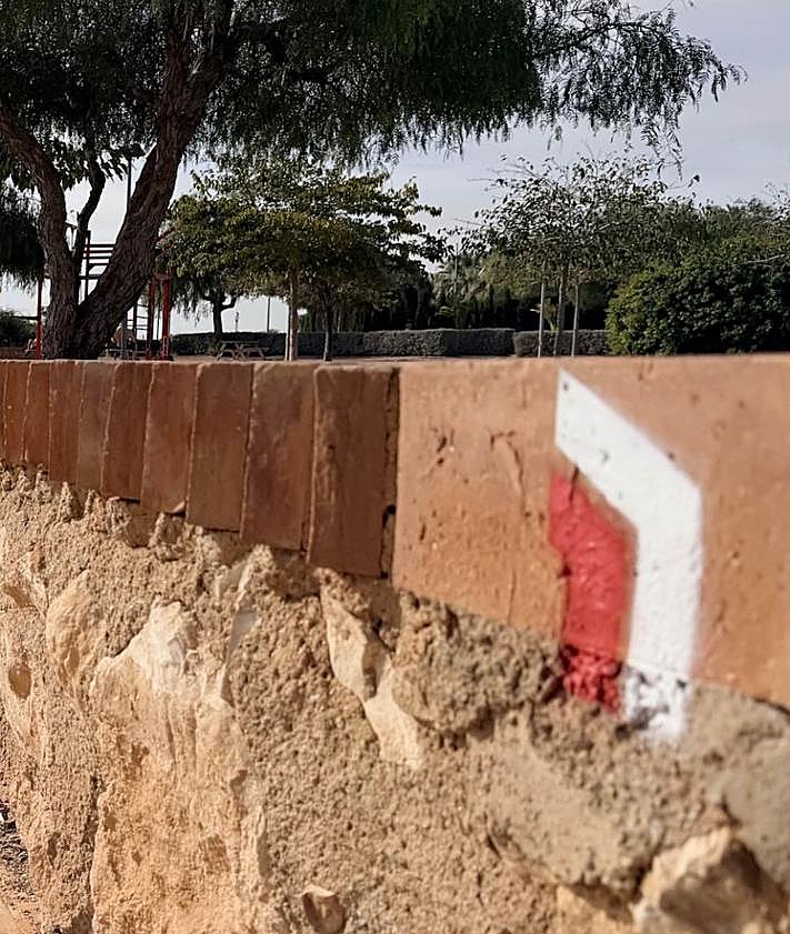 Imagen secundaria 2 - Nuevo trazado señalizado del GR 92 en Cabo Roig, recuperado para los senderistas tras la apertura del paseo marítimo.