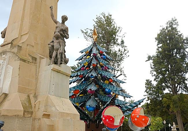El 'árbol mágico' junto al monumento a Canalejas.