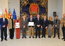 La corporación municipal con los representantes de las academias.