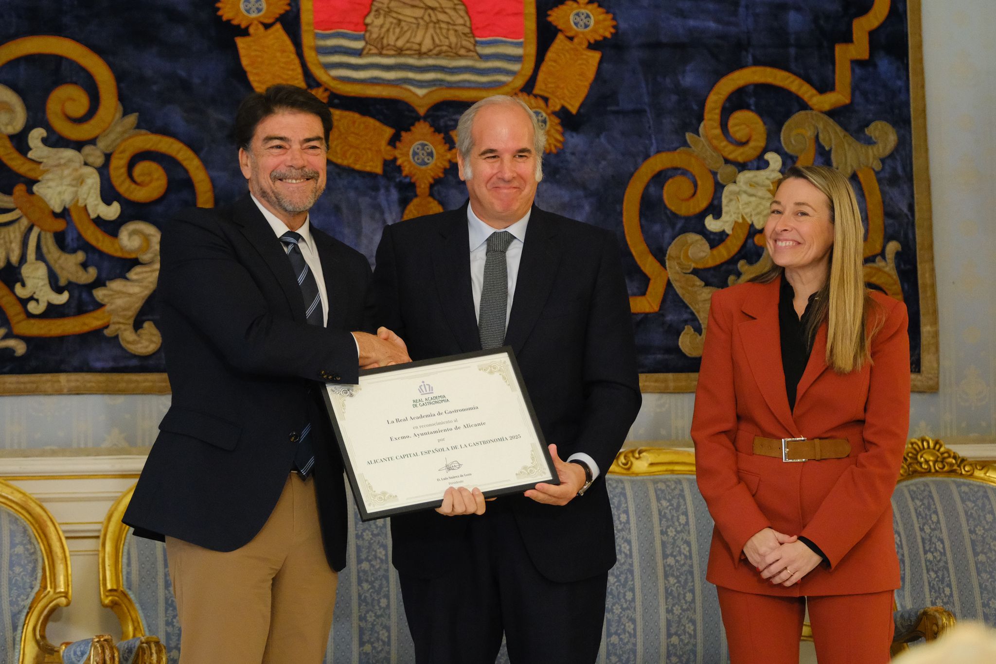 Imagen principal - Varios momentos del acto. 