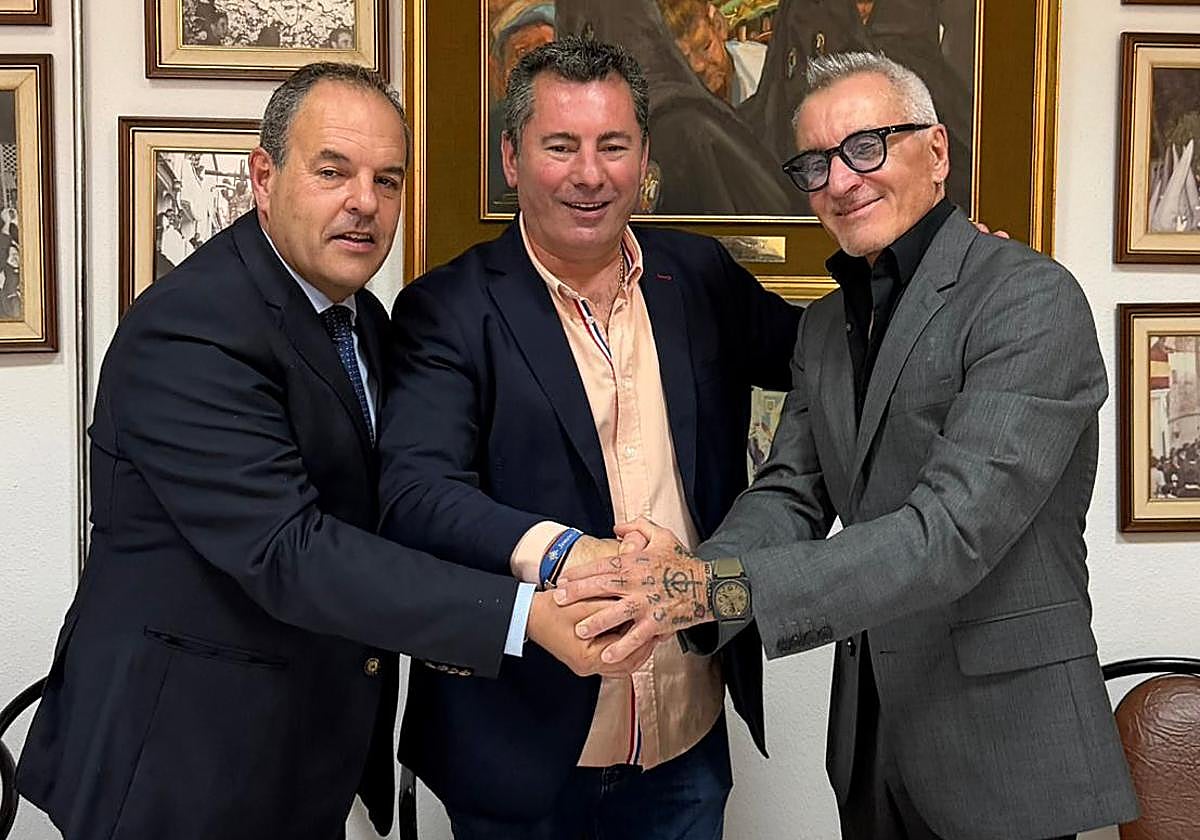 Carlos Baño, Moncho Riquelme y Jesús Navarro, en el Almuerzo de Empresarios en el que el presidente de la Cámara dio el relevo al noveldense para ser pregonero de Santa Cruz.