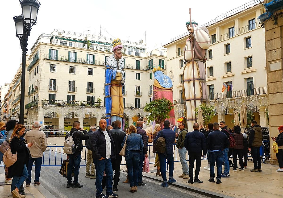 Perímetro de seguridad ampliado en el Belén gigante.