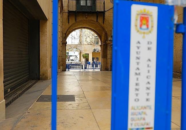 Los pórticos del Ayuntamiento también quedan blindados.