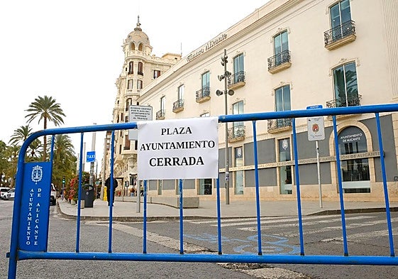 Cierre al tráfico de la plaza del Ayuntamiento de Alicante.