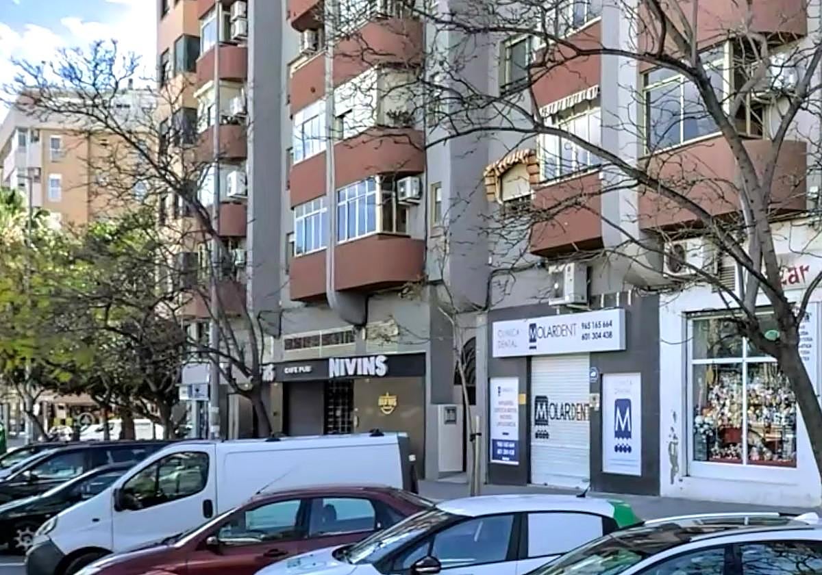 Una de las calles afectadas por los cortes de luz en Alicante.