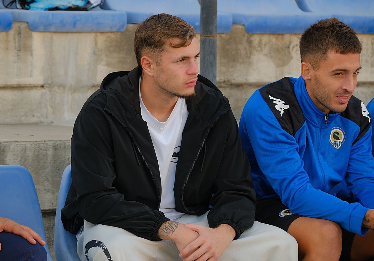 Blazic, sentado junto al central Sotillos, en el Rico Pérez.