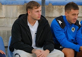 Blazic, sentado junto al central Sotillos, en el Rico Pérez.