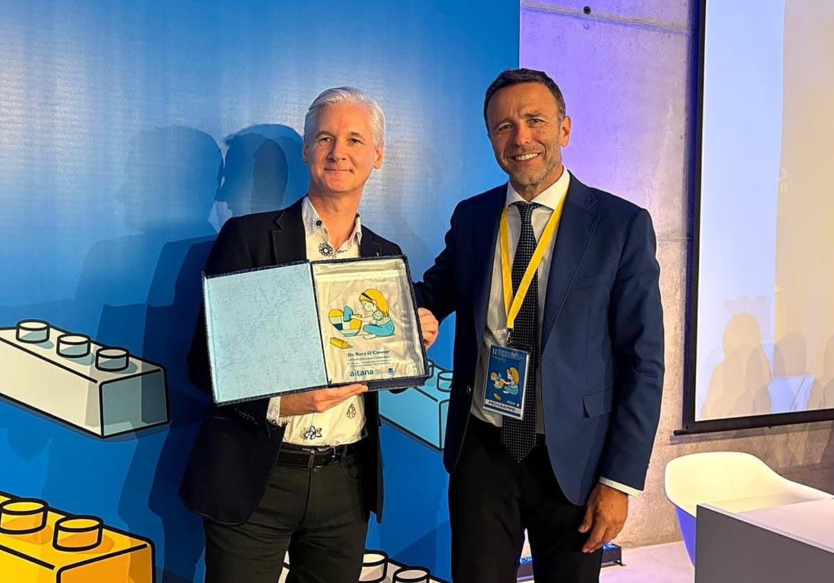 Rory O'Connor (izquierda) en el momento de recoger el premio.