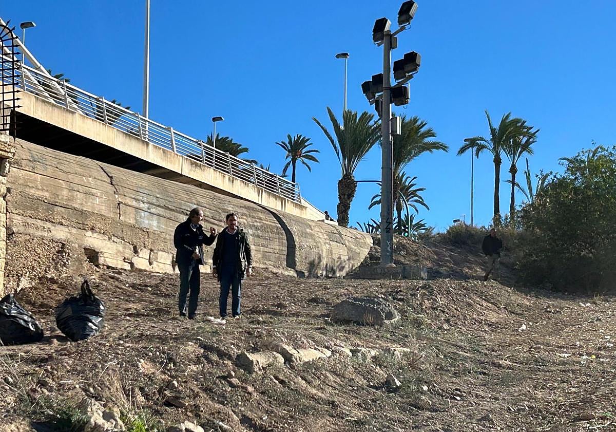 Imagen principal - Distintos momentos de las labores de desbroce y preparación del acueducto de Riegos de Levante para su futura restauración.