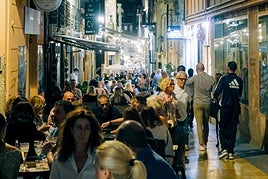La calle Labradores de Alicante llena de terrazas.