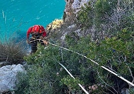 Descenso en rappel por una pared vertical en la Cala el Pessebret