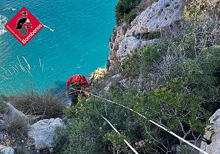 Descenso en rappel por una pared vertical en la Cala el Pessebret
