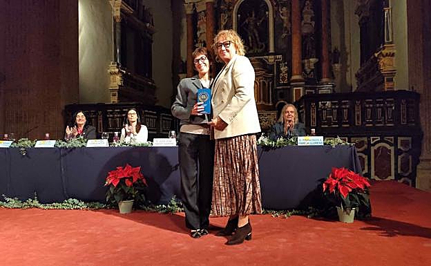 La presidenta del Colegio de Enfermería de Alicante, Montserrat Angulo, entregó el reconocimiento a Raquel Samper.