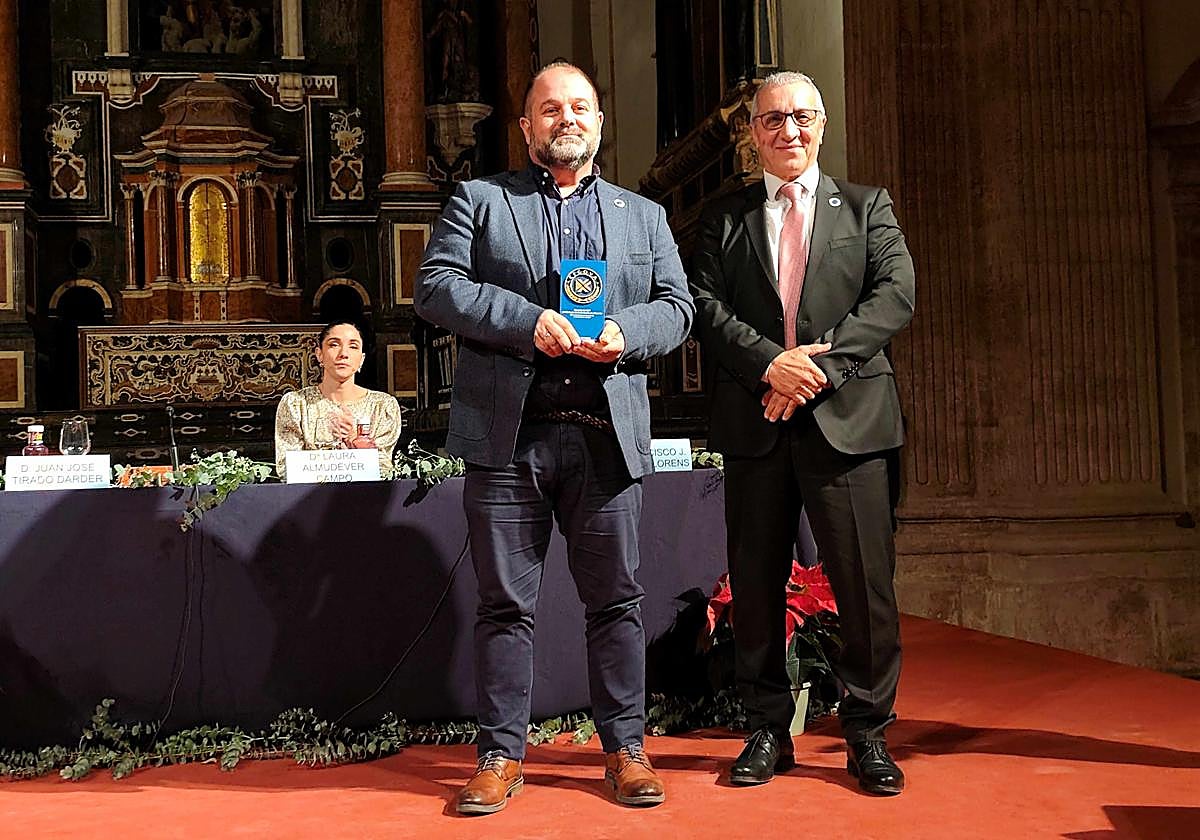 Francisco Gómez Vitero, coordinator of the CPR School and vice-president of the Alicante Nursing College, received the recognition from the president of CECOVA, Juan José Tirado.