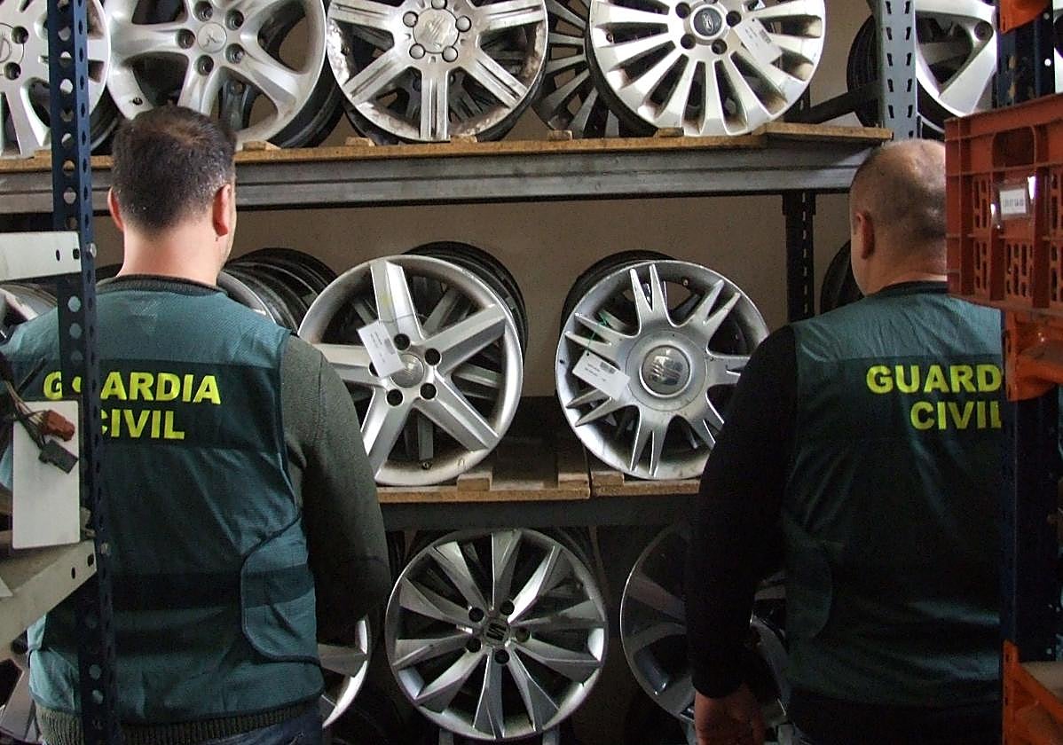 Los guardias civiles, en el taller donde se produjeron los robos.
