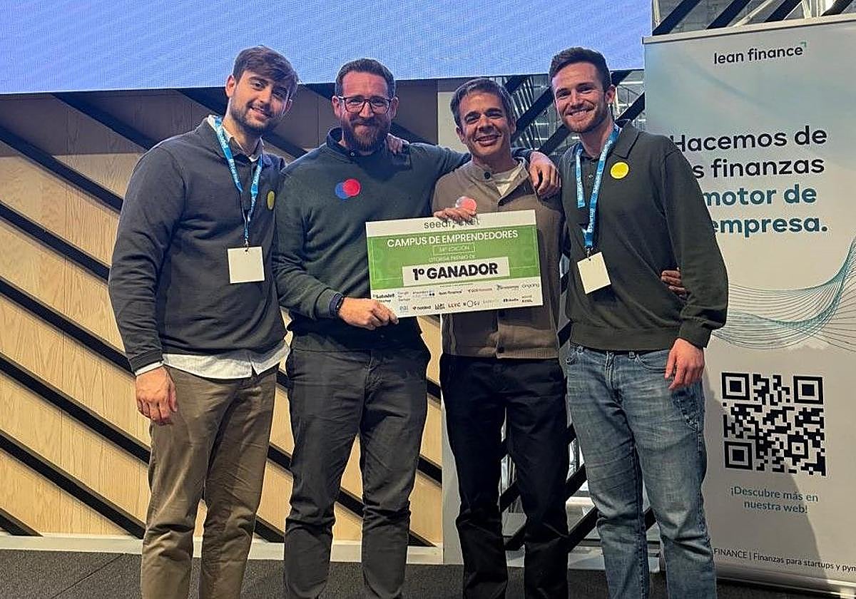 Responsables de la empresa Tu Trámite Fácil recogiendo el premio.