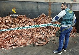Uno de los investigadores junto al cobre recuperado en Massanassa.