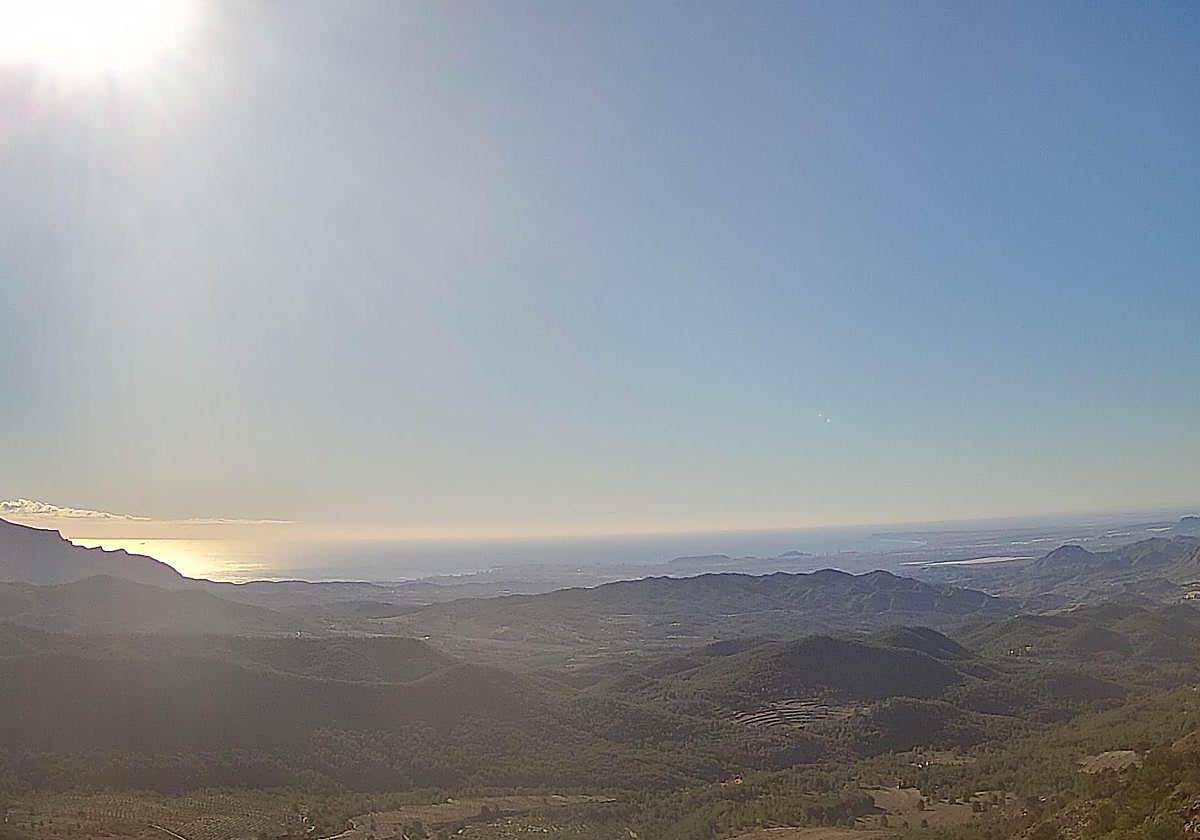 Vistas de la montaña y el litoral de Alicante este miércoles.