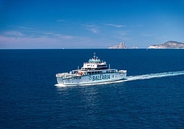 El 'Cap de Barbaria', que une Eivissa con Formentera, durante la navegación.