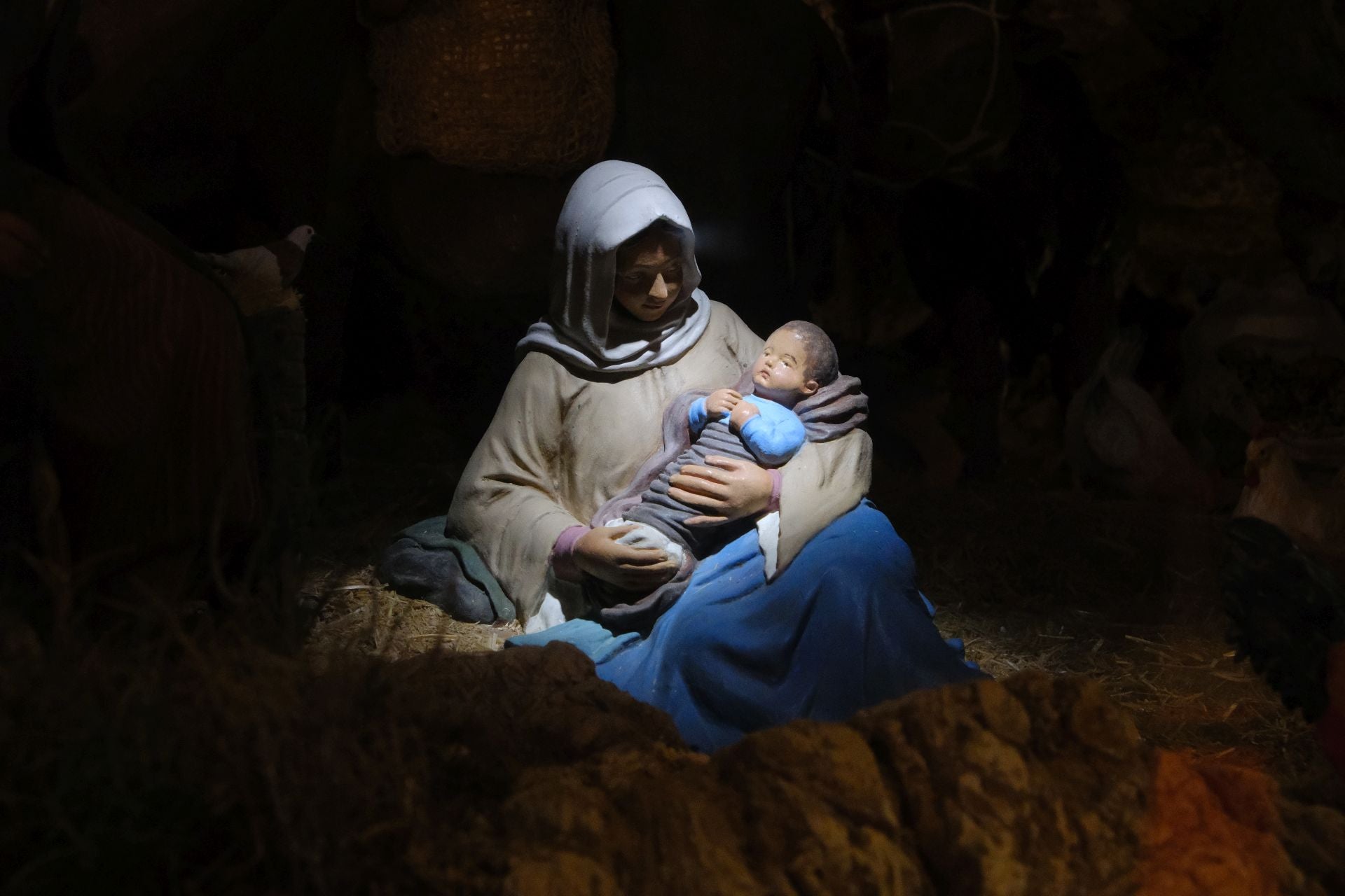 Villancicos, luz y tradición en la inauguración del Belén Social en Alicante