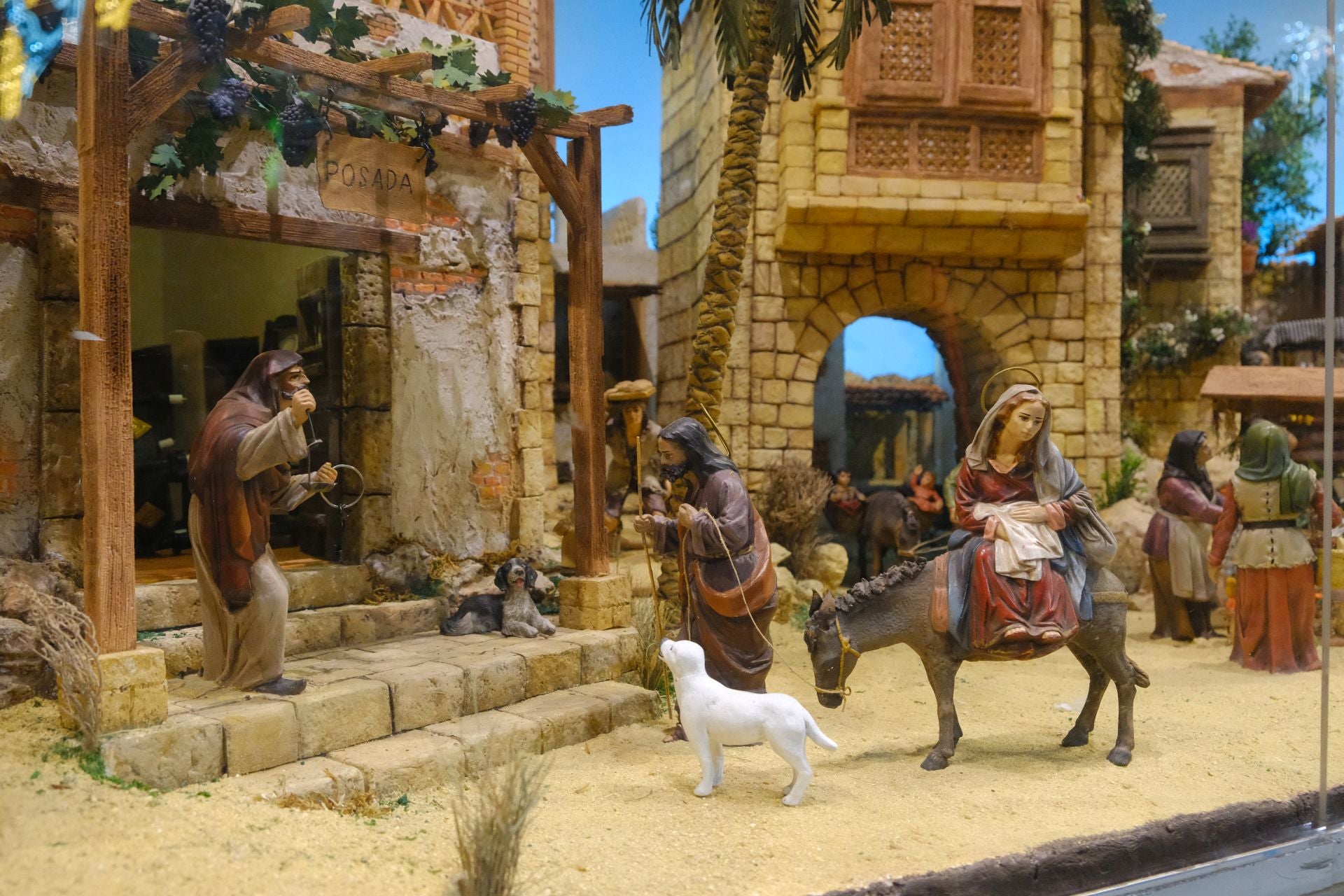 Villancicos, luz y tradición en la inauguración del Belén Social en Alicante