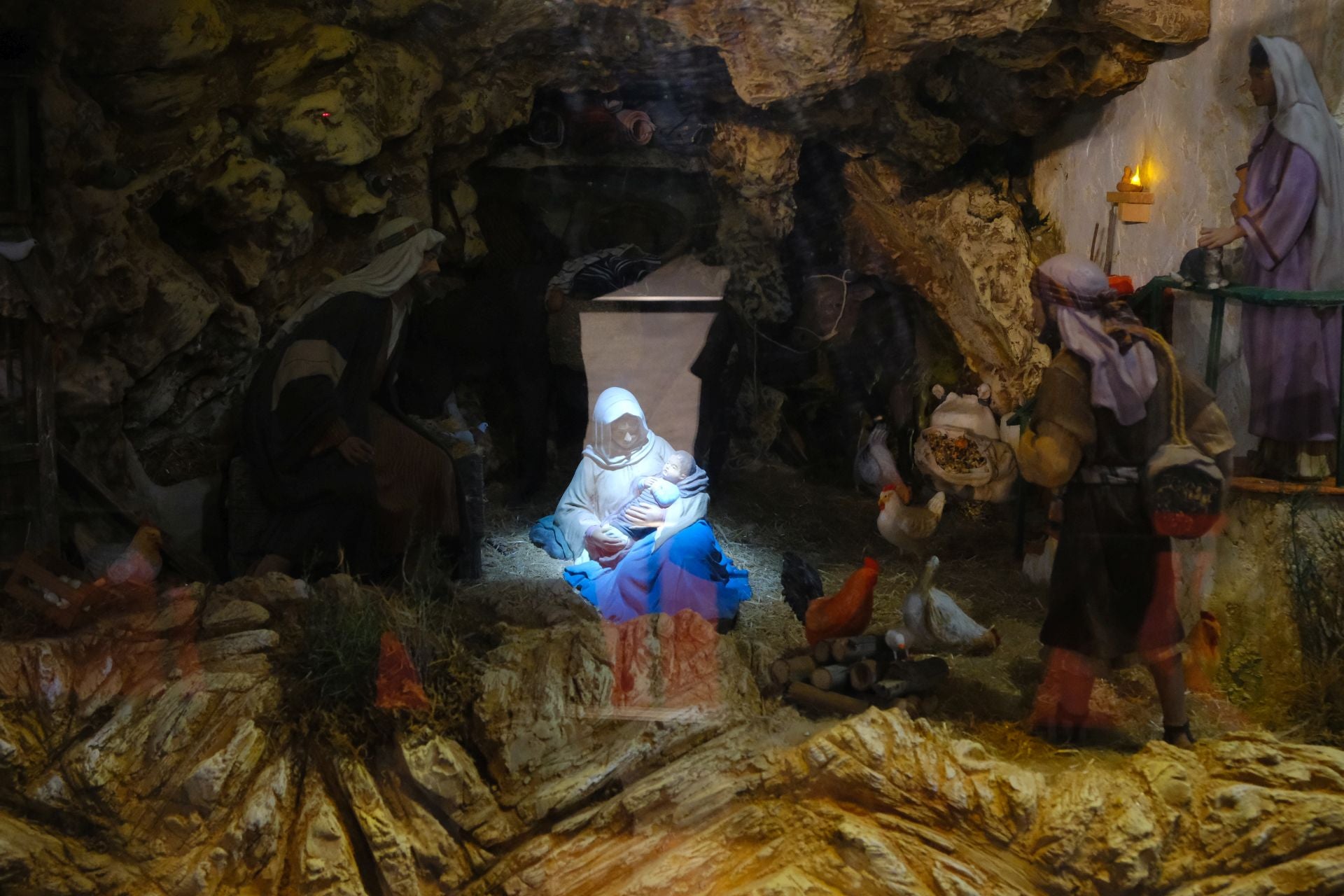 Villancicos, luz y tradición en la inauguración del Belén Social en Alicante