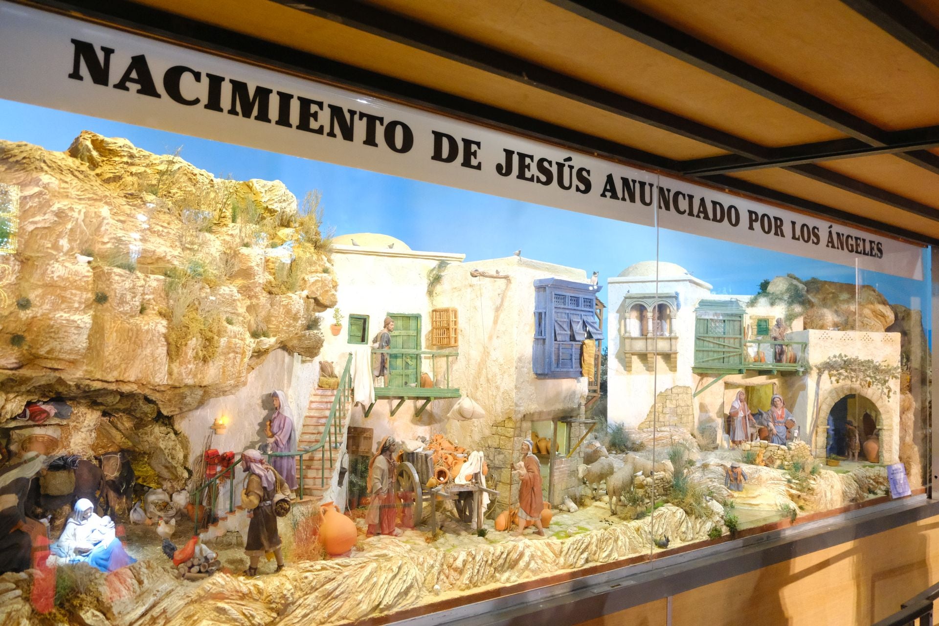 Villancicos, luz y tradición en la inauguración del Belén Social en Alicante