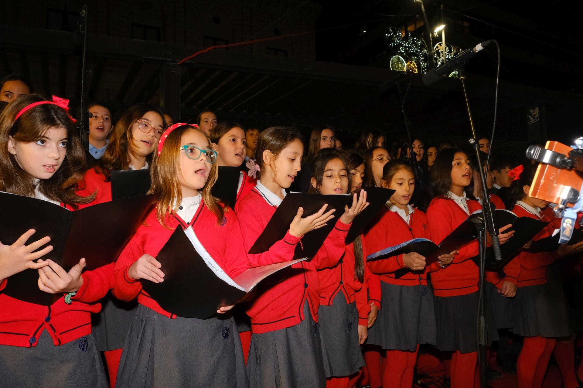 Villancicos, luz y tradición en la inauguración del Belén Social en Alicante
