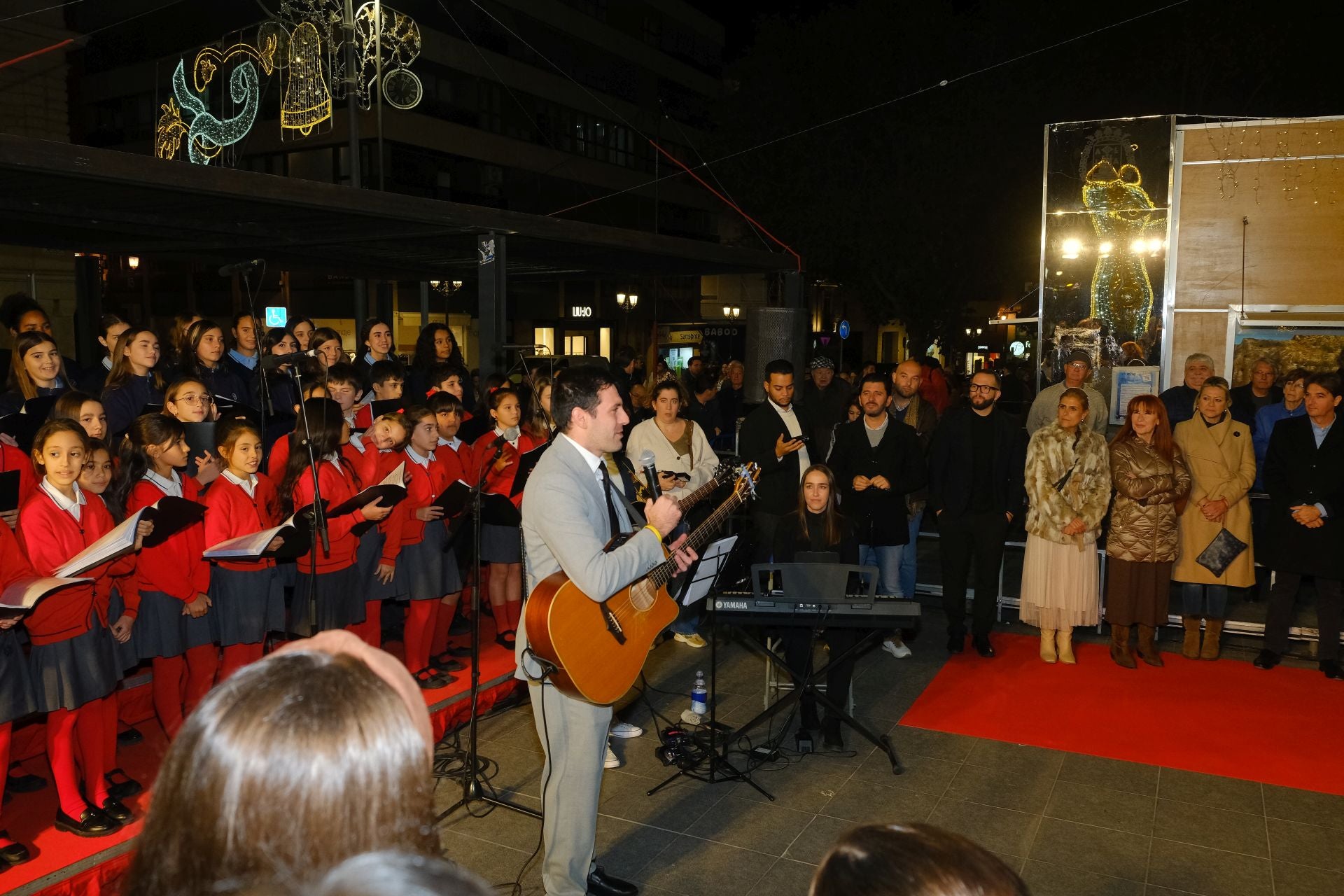 Villancicos, luz y tradición en la inauguración del Belén Social en Alicante