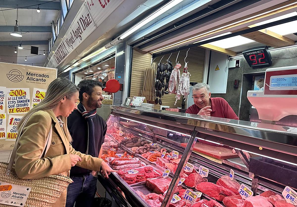 The Councillor for Commerce, Lidia López, with the typical 'cabasset', and the president of the municipal concessionaires, Paco Alemany.