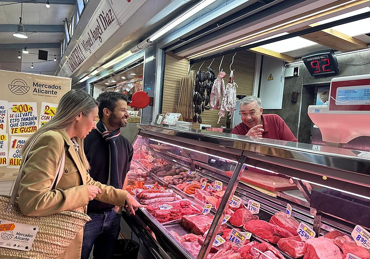 La concejal de Comercio, Lidia López, con el típico 'cabasset', y el presidente de los concesionarios municipales, Paco Alemany.