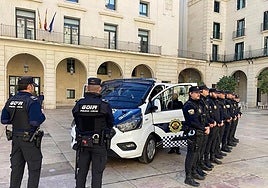 Agentes de Policía Local, delante de una de las nuevas furgonetas adquiridas en una compra anterior.