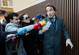 Cuenca, rodeado de periodistas a su llegada a los juzgados de Catarroja.