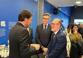 Los alcaldes participantes en la jornada «A una hora del cambio», junto a representantes de Aguas de Alicante y Terciario Avanzado.