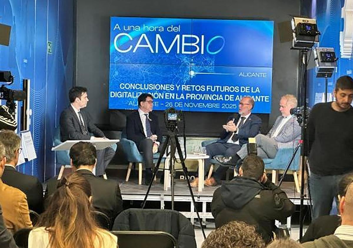 Imagen principal - Representantes municipales y técnicos de Aguas de Alicante durante la jornada «A una hora del cambio», donde se analizaron los avances en digitalización.