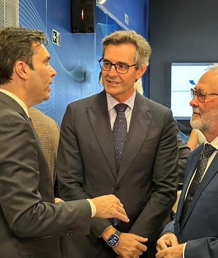 Imagen secundaria 2 - Representantes municipales y técnicos de Aguas de Alicante durante la jornada «A una hora del cambio», donde se analizaron los avances en digitalización.