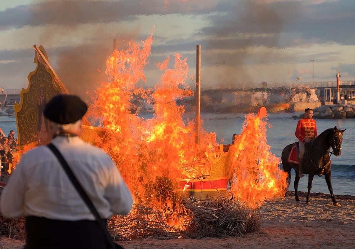 Burning of the llondro at the patronal festivals of Benidorm.